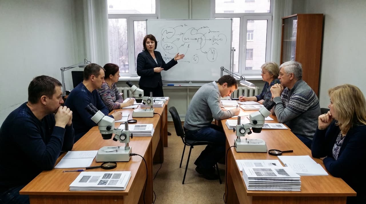 Занятие по почерковедению в учебном классе центра